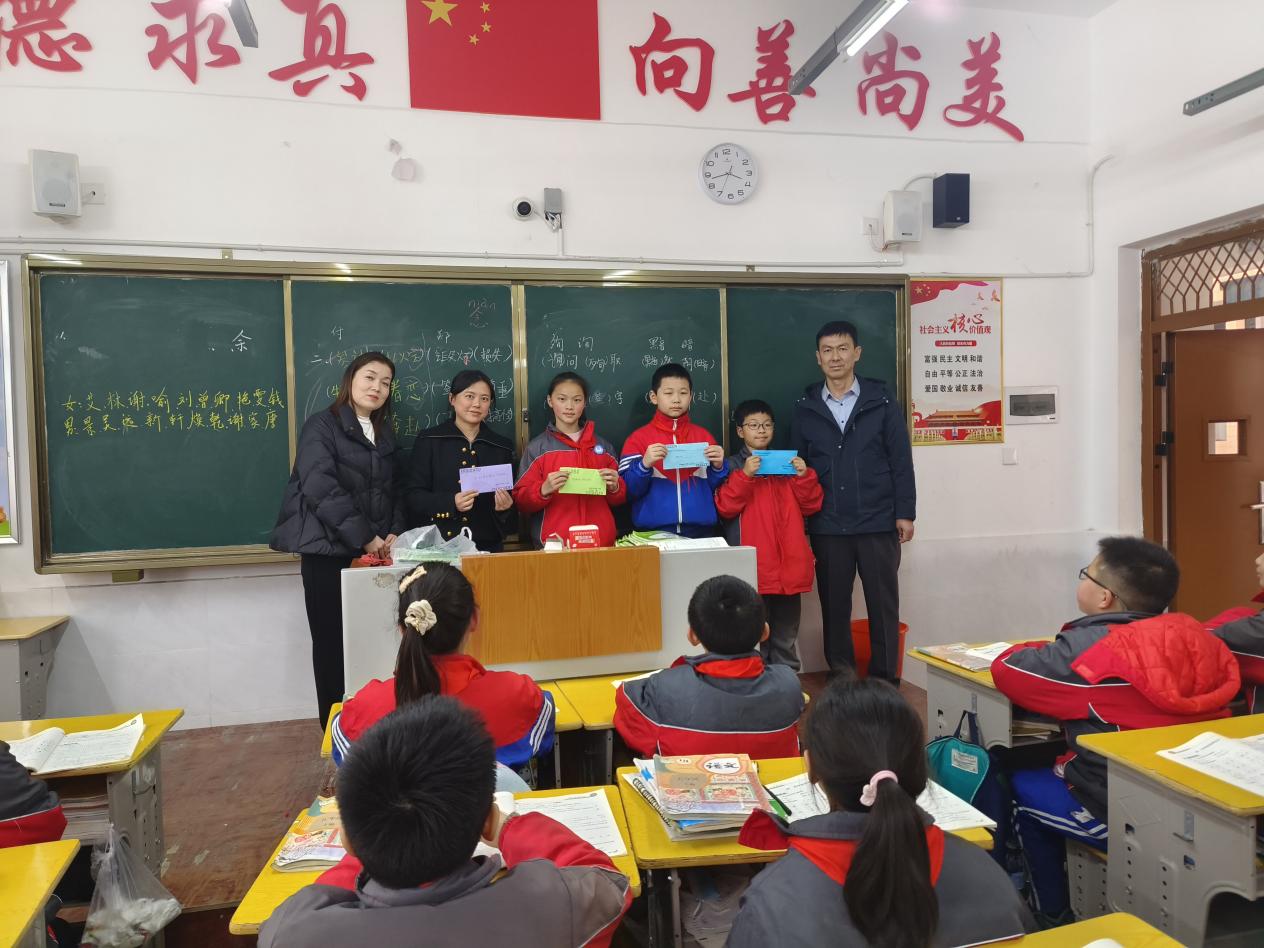 手拉手  心连心  书信传递“湘吐”友情