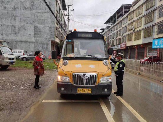 山门镇：校车安全大检查 护航平安上学路