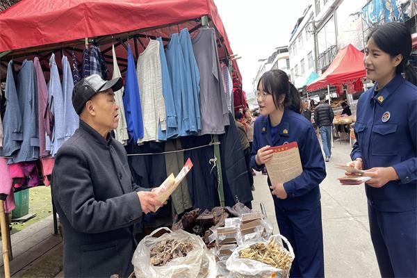 洞口消防下乡“赶集” 村民齐学“防火经”