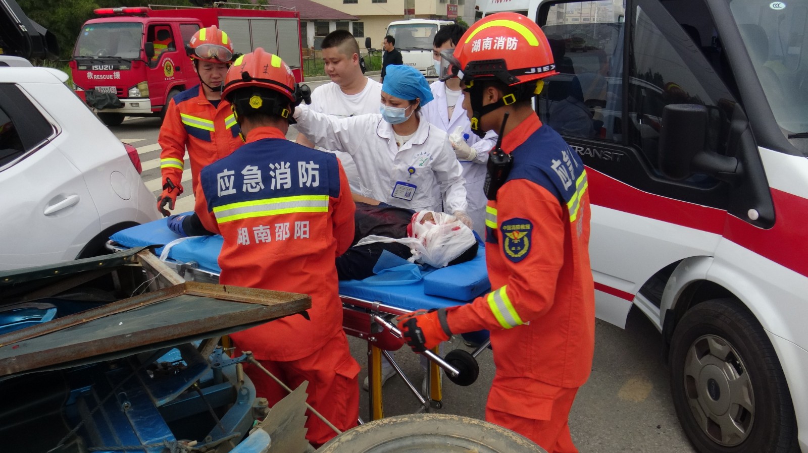 小车与三轮车相撞，洞口消防暖心救援