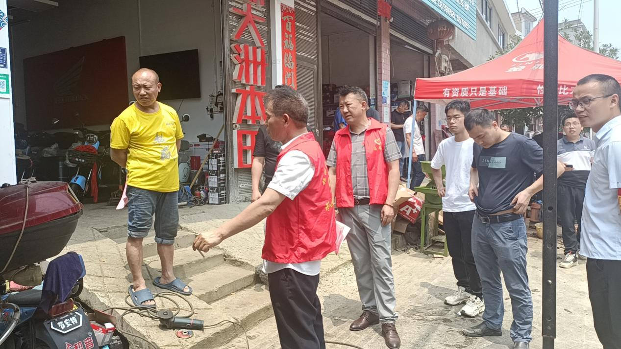 杨林镇整治沿街商户占道经营行为