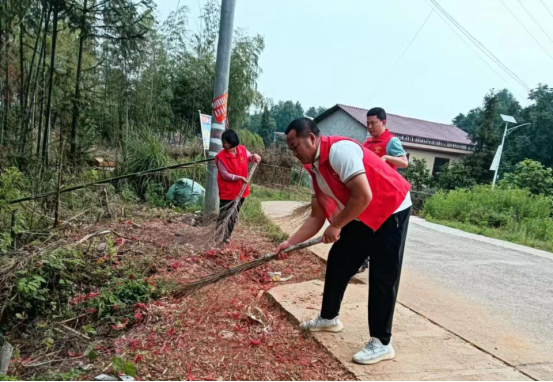 毓兰镇：整治环境卫生 扮靓乡村“颜值”