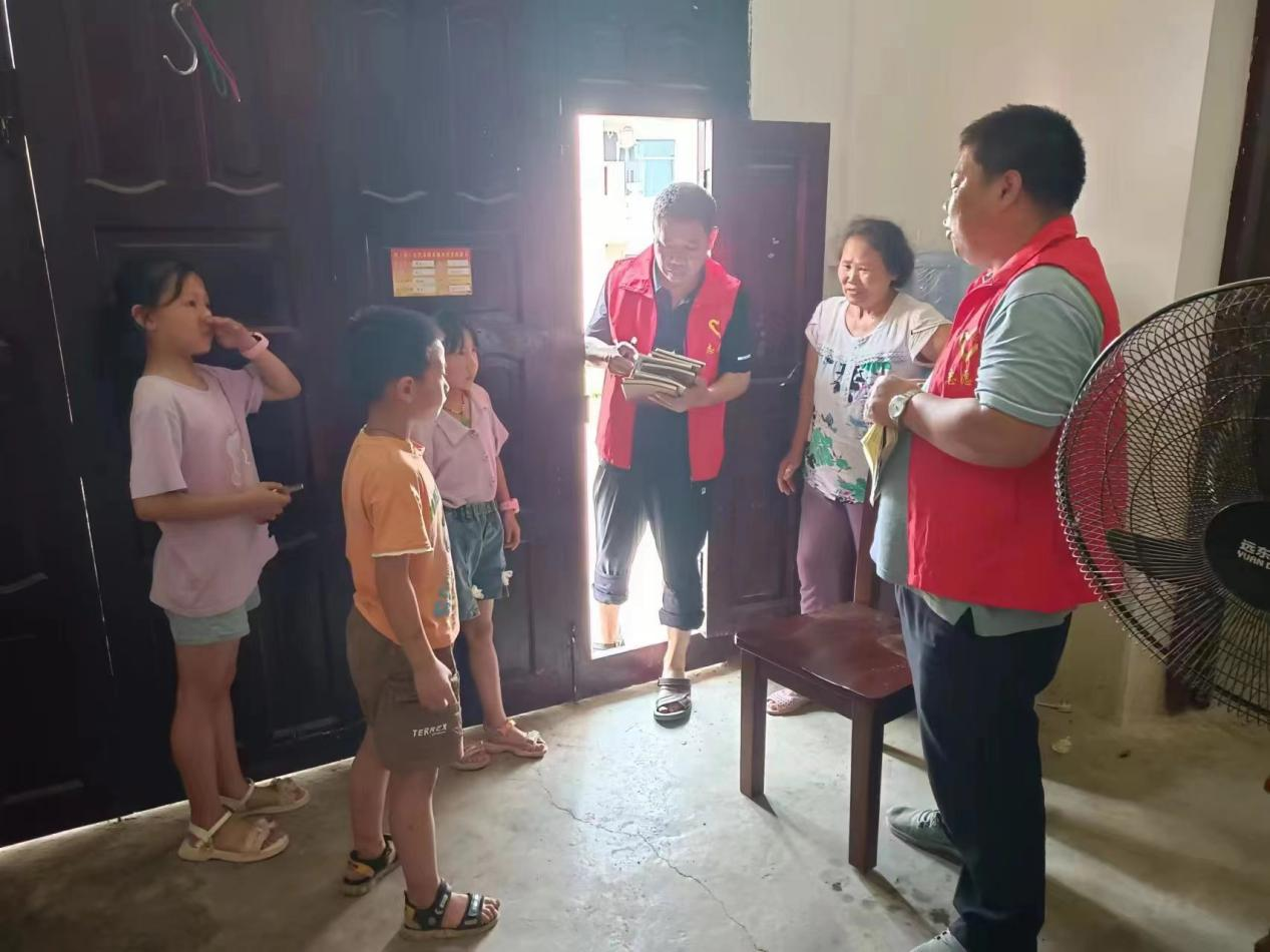 杨林镇山下村：“六一”慰问暖童心  民族团结一家亲