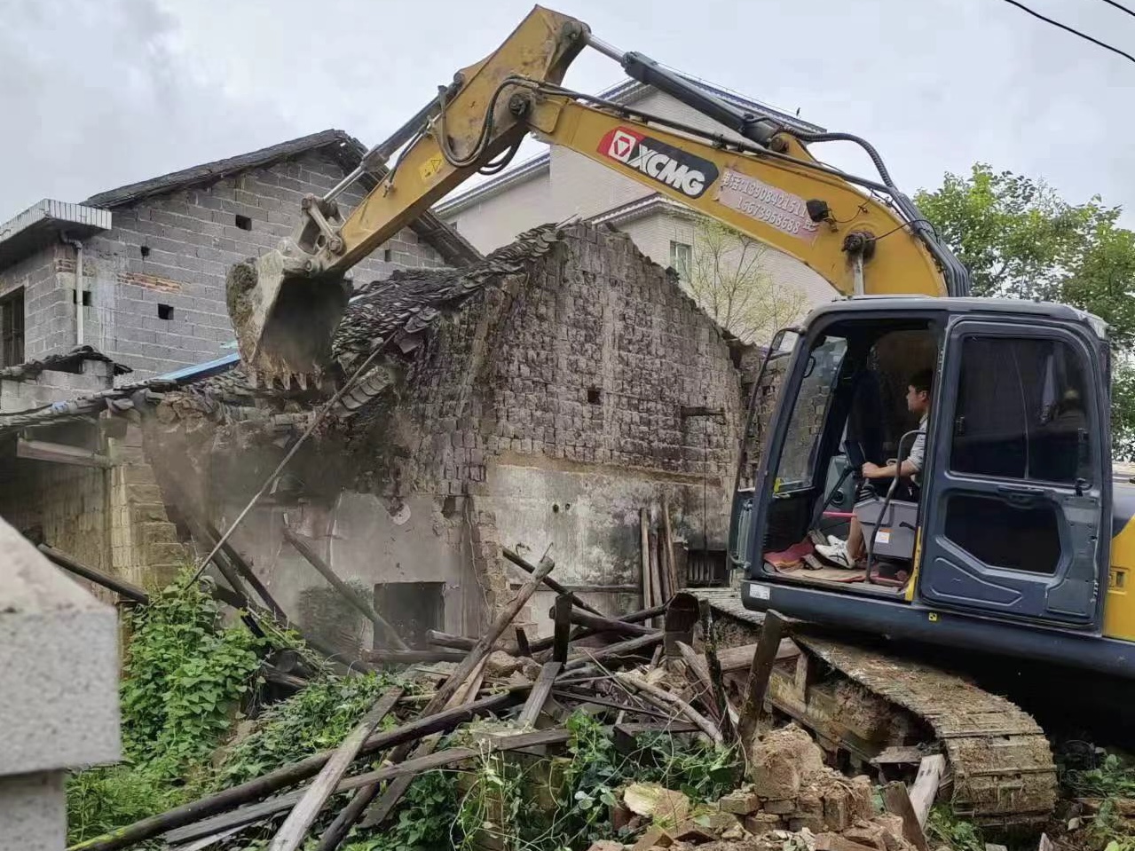 山门镇开展“危旧房屋拆除”行动