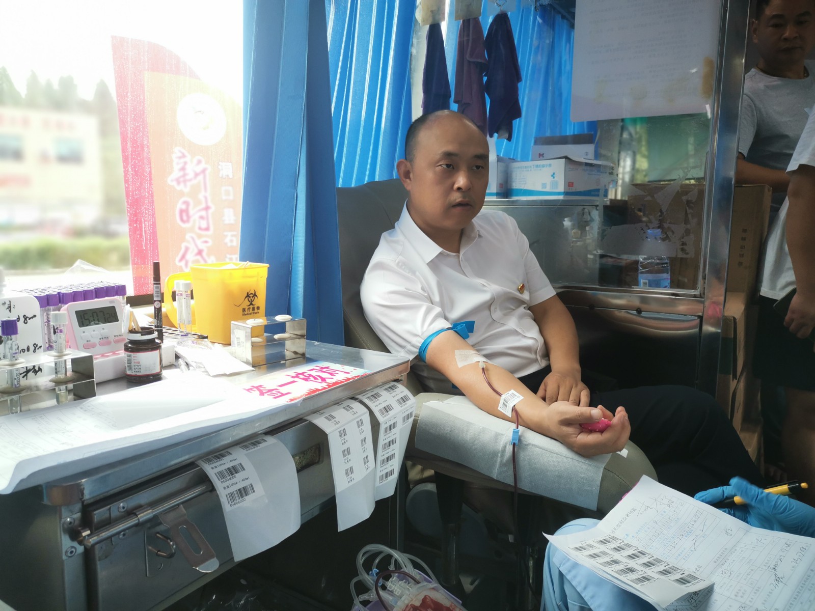 石江镇：党员干部做表率 引导群众无偿献血献爱心