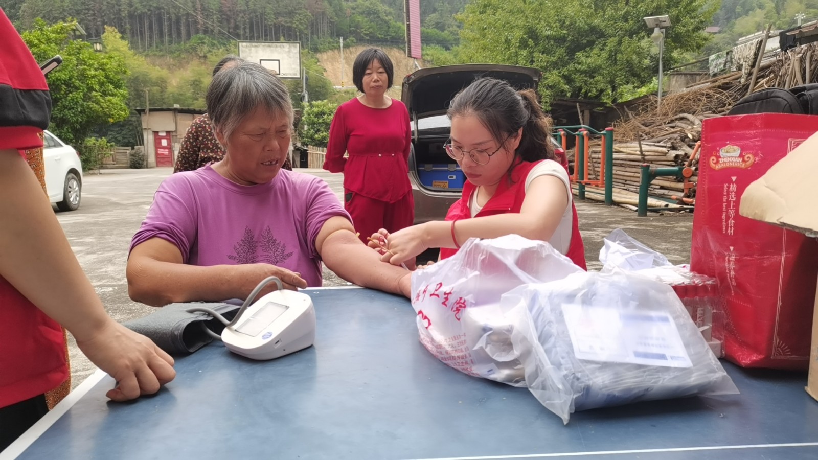 长塘瑶族乡开展“民族团结一家亲”健康义诊活动