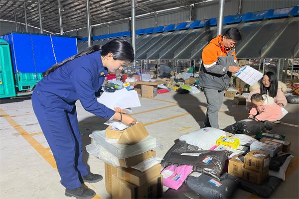 安全包裹进万家——洞口消防给快递贴上“防火符”(图2)