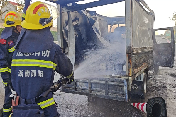 高速路上货车变“火”车，洞口消防紧急扑救(图2)