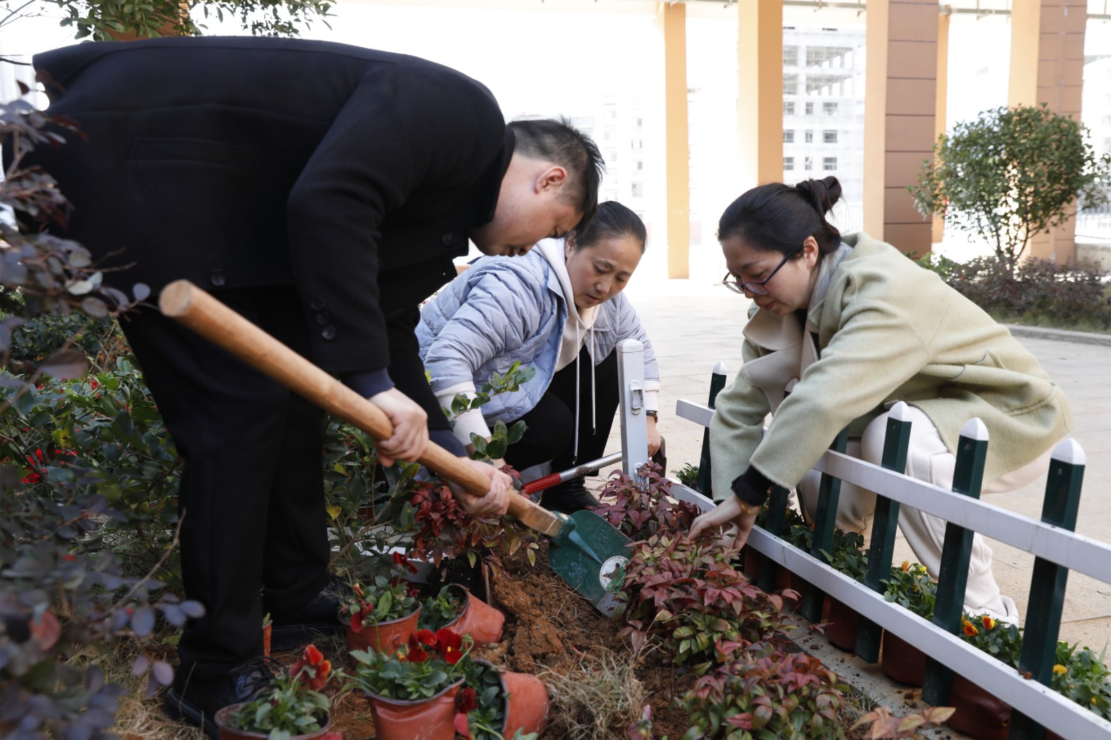 洞口思源实验学校：党员教师齐动手，美丽校园展新颜(图1)