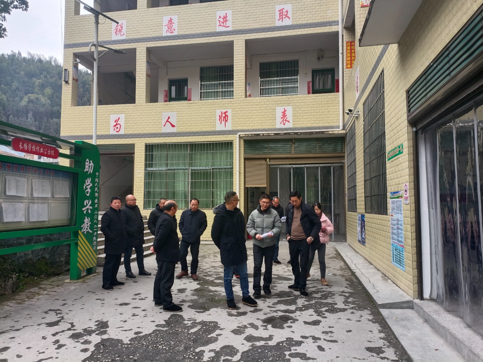 长塘瑶族乡督导长塘学校“利剑护蕾”和安全生产工作