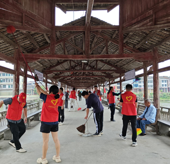 花园镇组织党员志愿者打扫花园红军桥环境卫生