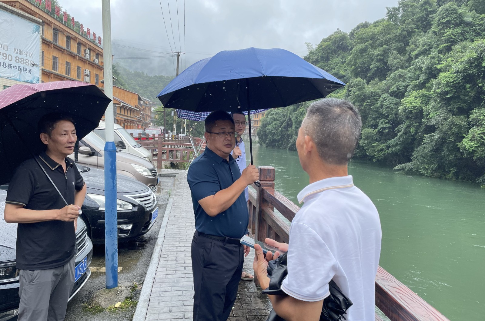 向兵到长塘瑶族乡督导防汛救灾工作(图1)