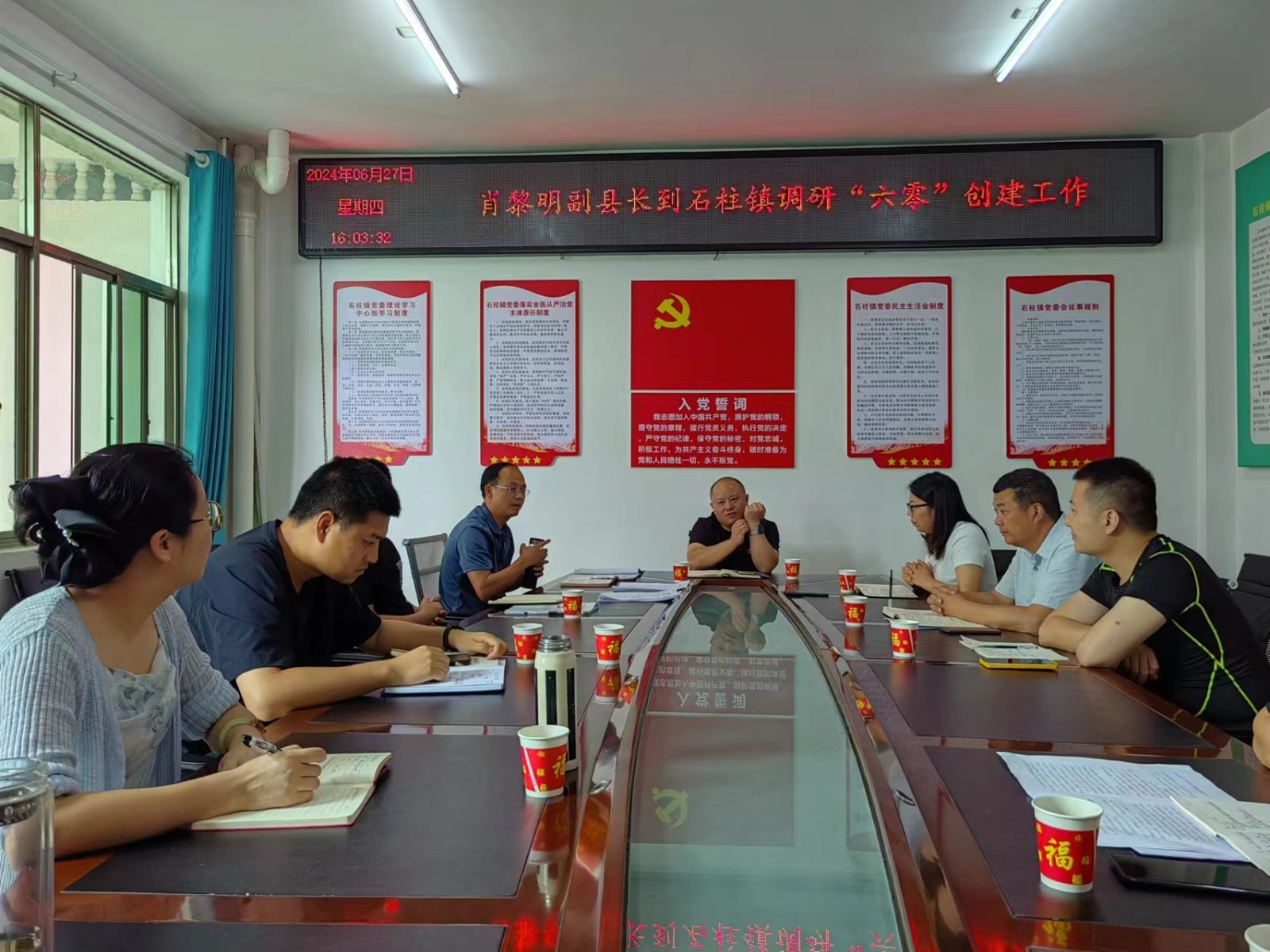 肖黎明到石柱镇督导防汛备汛并走访慰问党员(图1)