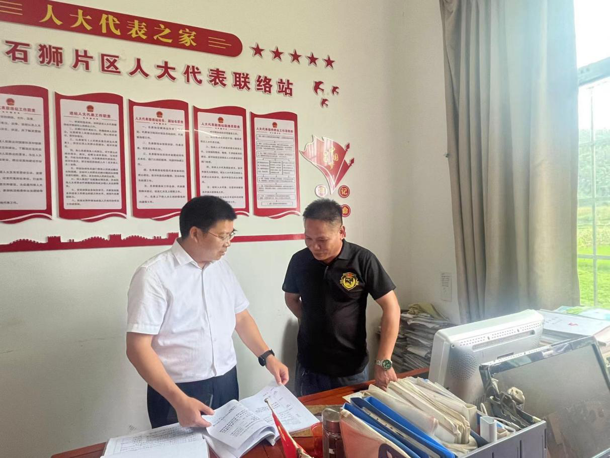 胡小革调研指导黄桥镇人大代表联络站运行情况(图2)