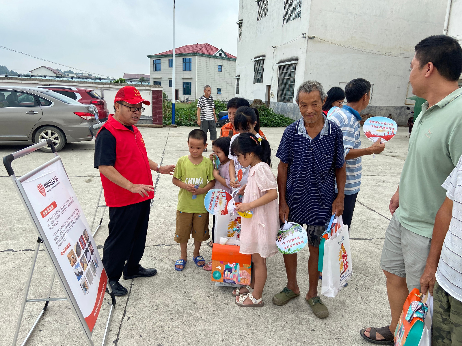 【反走私“五进”活动进村庄】洞口县商务局到花古街道跃龙村开展反走私宣讲活动