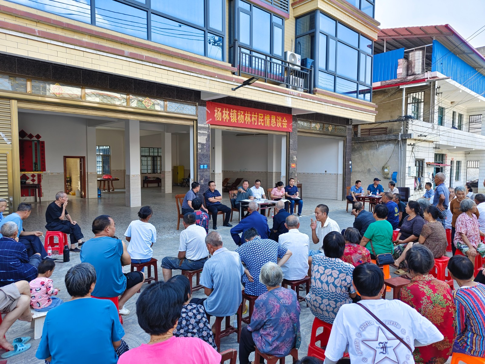 伍卫彬深入杨林镇召开民情恳谈会(图1)