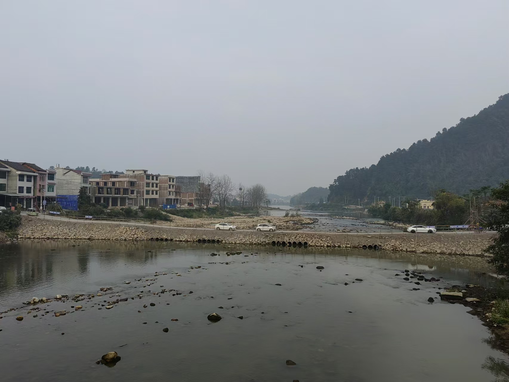 “强信心、重担当、敢作为、塑形象” ——花园镇：修建便桥，解群众忧
