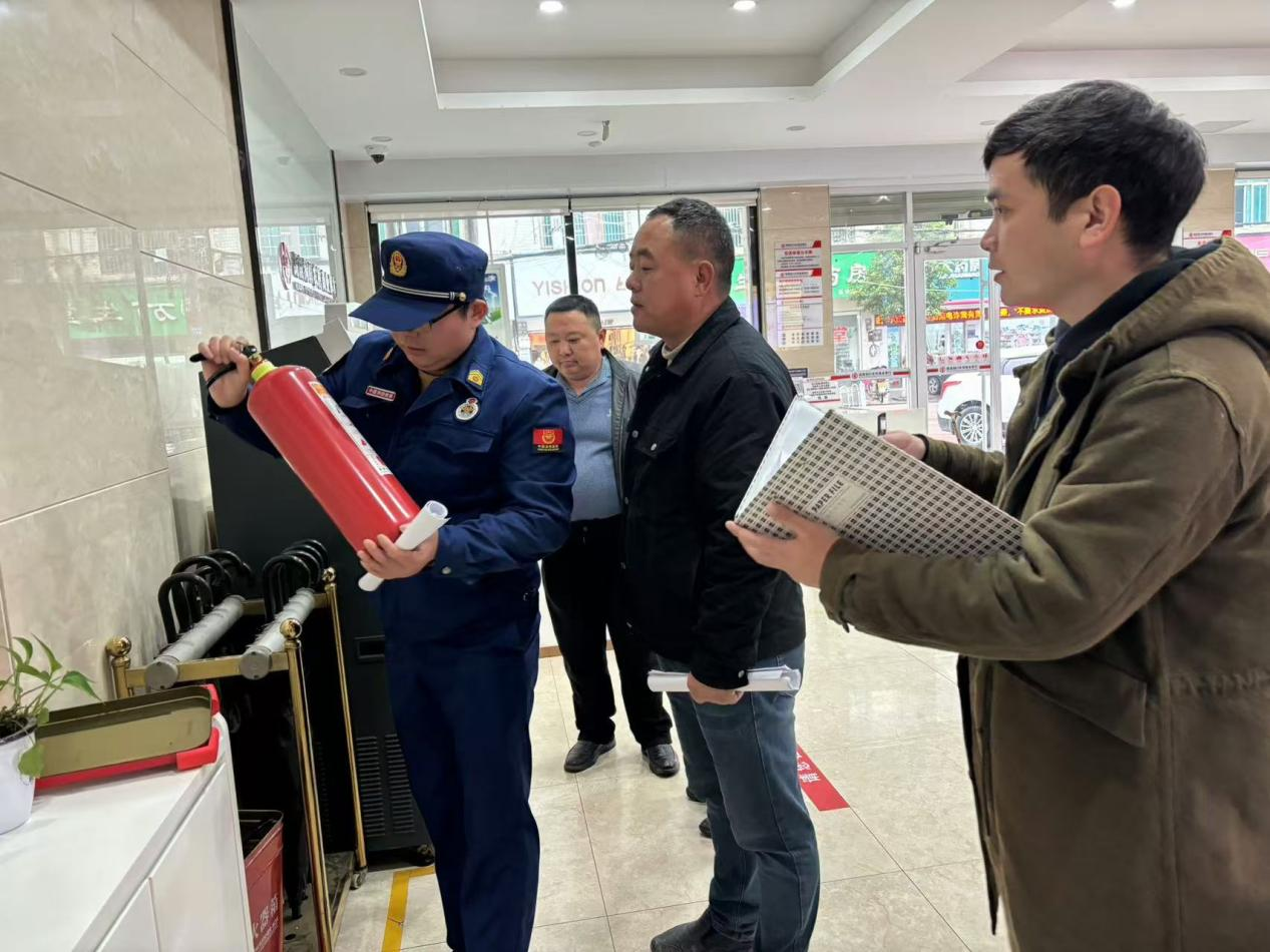 洞口县黄桥镇：消防安全检查进商铺 守好沿街“防火线”