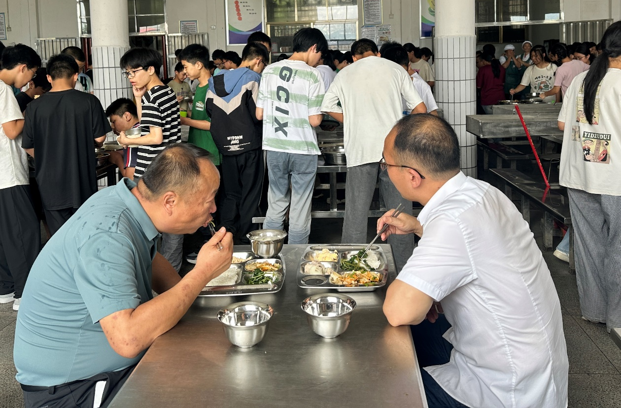花园镇：落实陪餐制度，守护师生“舌尖安全”