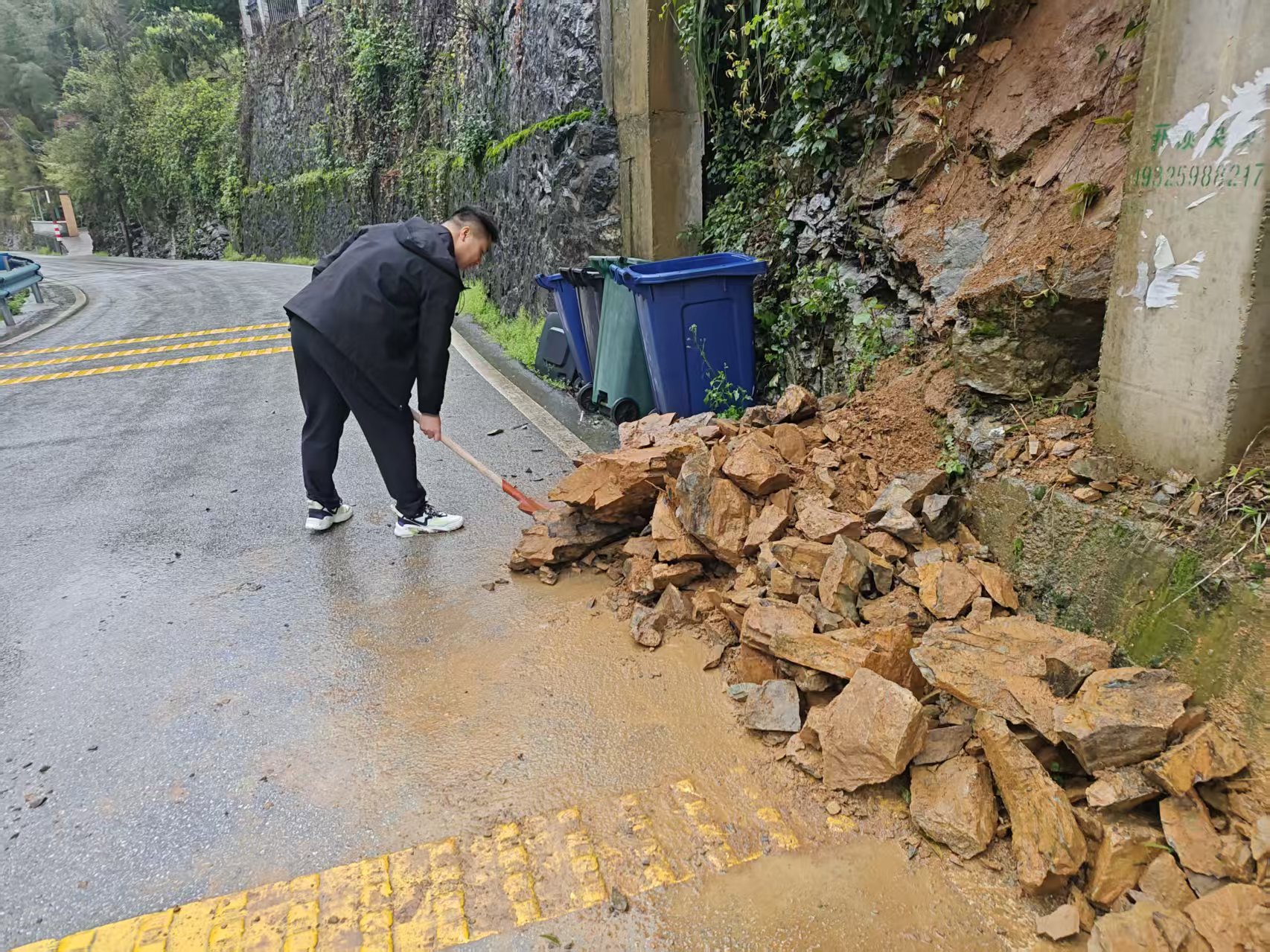 洞口县古楼乡干群齐心清障保畅通