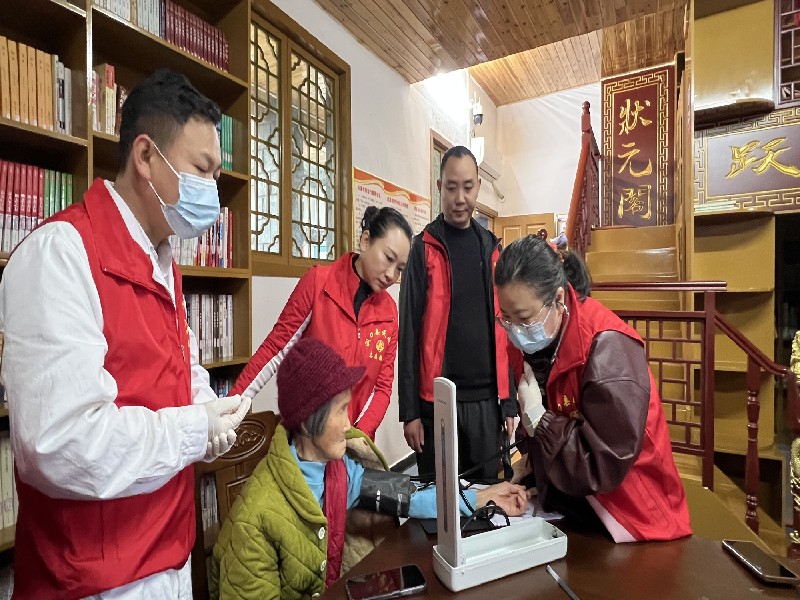 洞口县民政局开展关爱特殊困难老人志愿服务活动